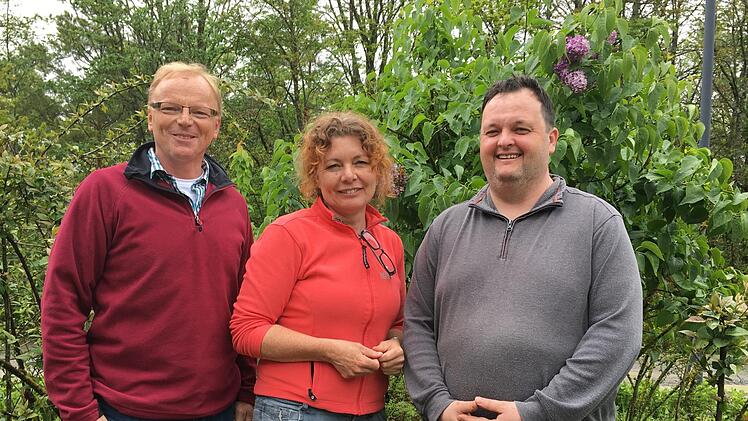 Gruppenfoto mit Dame (von links):  Robert Dömling, Referentin Brigitte Goss und der Vorsitzende des Imkervereins, Dieter Schölzke.Kerstin Väth