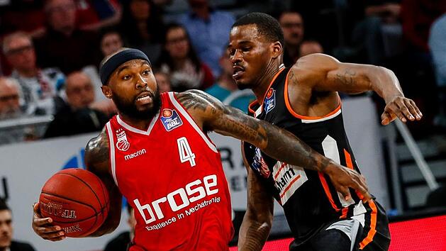 Tyrese Rice, hier bedr&auml;ngt vom Ulmer Javonte Green, war in der abgelaufenen Saison einige Male der Matchwinner f&uuml;r die Bamberger. Foto: Daniel L&ouml;b