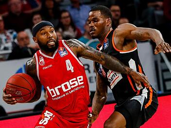 Tyrese Rice, hier bedrängt vom Ulmer Javonte Green, war in der abgelaufenen Saison einige Male der Matchwinner für die Bamberger. Foto: Daniel Löb