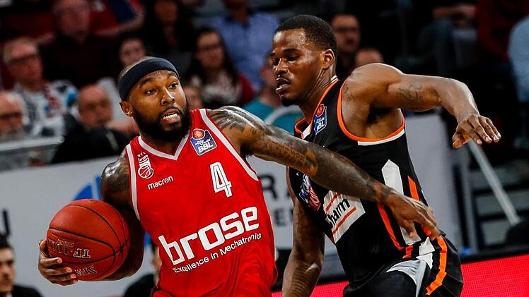 Tyrese Rice, hier bedrängt vom Ulmer Javonte Green, war in der abgelaufenen Saison einige Male der Matchwinner für die Bamberger. Foto: Daniel Löb