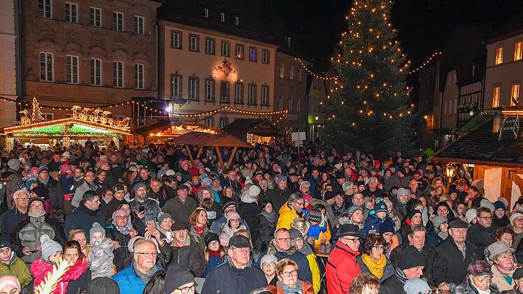 Gespannt warten die Weihnachtsmarkt-Besucher darauf, dass das nächste Türchen des Adventskalenders geöffnet wird. Fotos: Ronald Rinklef