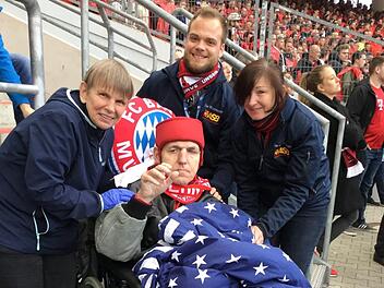 Ingrid Kaiser, Lukas Hänsch und Luzia Taschner mit Bayern-Fan Felix im Stadion. Foto: ASB Forchheim