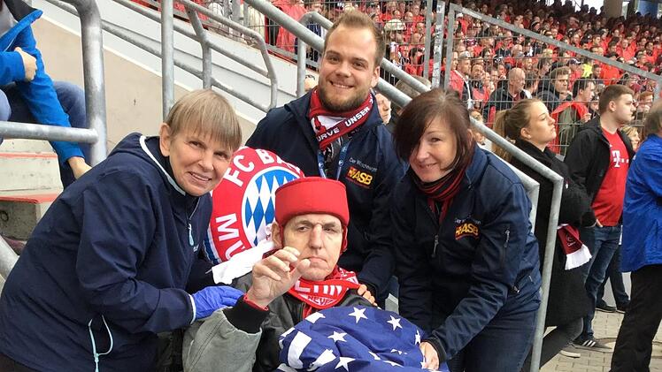 Ingrid Kaiser, Lukas Hänsch und Luzia Taschner mit Bayern-Fan Felix im Stadion. Foto: ASB Forchheim