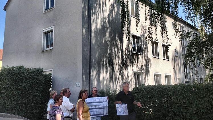 Die Häuser aus den 50er Jahren im Forchheimer Norden werden nicht abgerissen, sondern modernisiert. Edith Fießer (Grüne) will, dass möglichst viele Birken dabei der Axt nicht zum Opfer fallen. Foto: Pelke