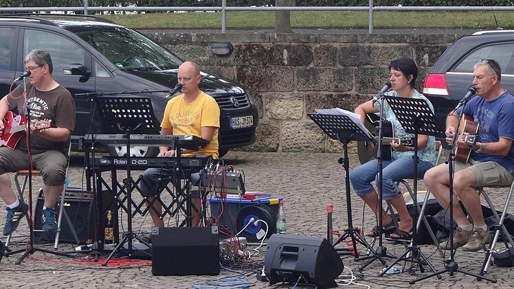 Die Band "Unterwegs" aus Ebern hat den Gottesdienst musikalisch begleitet. Foto: Johanna Eckert