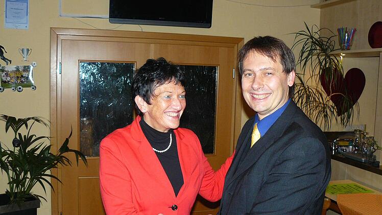 Die Kulmbacher SPD-Kreisvorsitzende und Vizepräsidentin des Bayerischen Landtages Inge Aures gratulierte ihrem Parteikollegen Roland Wolfrum zur einstimmigen Nominierung als Bürgermeisterkandidat für die kommende Wahlperiode 2014-2020. Foto: Klaus-Peter Wulf