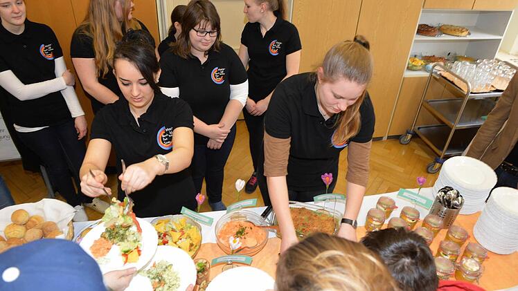 Das Buffet ist eröffnet. Foto: Ronald Rinklef