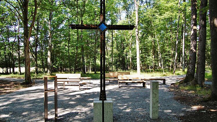 Der Aussegnungsplatz im Schatten der Bäume  Foto: Sigismund von Dobschütz