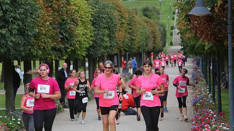 Im Schlosspark des Staatsbades wartet nicht nur die schöne Kulisse. Die Läufer haben hier auch die Hälfte der Strecke geschafft.  Fotos: Ulrike Müller