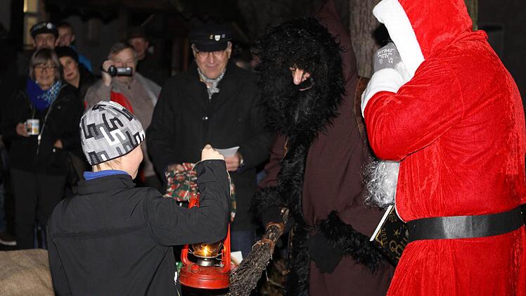 Auch der Nikolaus kam zum Beleuchtungsevent in Marktrodach. Foto: Michael Wunder