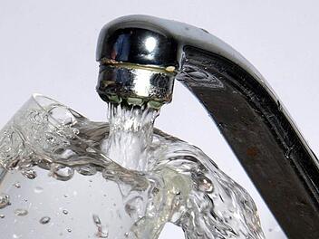 Für die Sicherstellung der Wasserversorgung, die mit einem ganzen Bündel an Maßnahmen verbunden ist, werden in Wonsees Ergänzungsbeiträge erhoben. Symbolbild, dpa