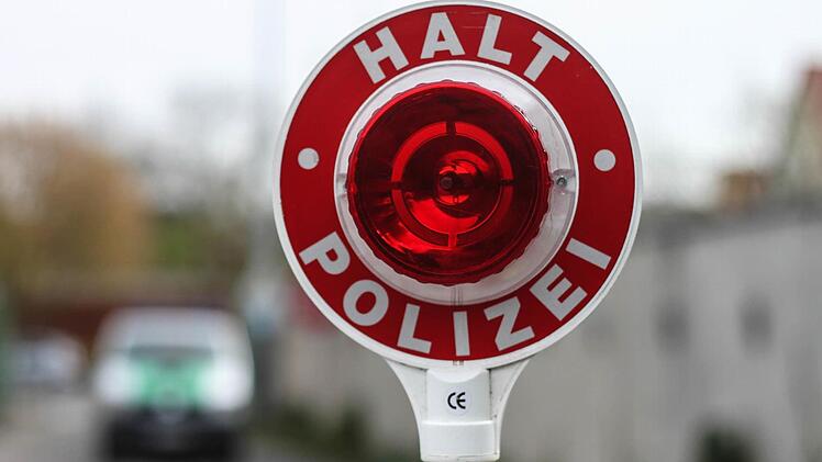 Ein drei Jahre alter Bub ist mit dem Auto seiner Mutter in Selb &uuml;ber eine Wiese und eine viel befahrene Stra&szlig;e gefahren. Symbolfoto: Christopher Schulz