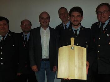 25 Jahre ist Oskar Denner im Feuerwehrverein Wermerichshausen, Grund genug, ihn zu gebührend ehren: (von links) stellvertretender Kommandant Mario Schlott, Kommandant Werner Weber, Zweiter Bürgermeister Michael Kastl, Vereinsvorsitzender Michael Weigand, Oskar Denner und Kreisbrandrat Benno Metz. Foto: Gabi Seifried