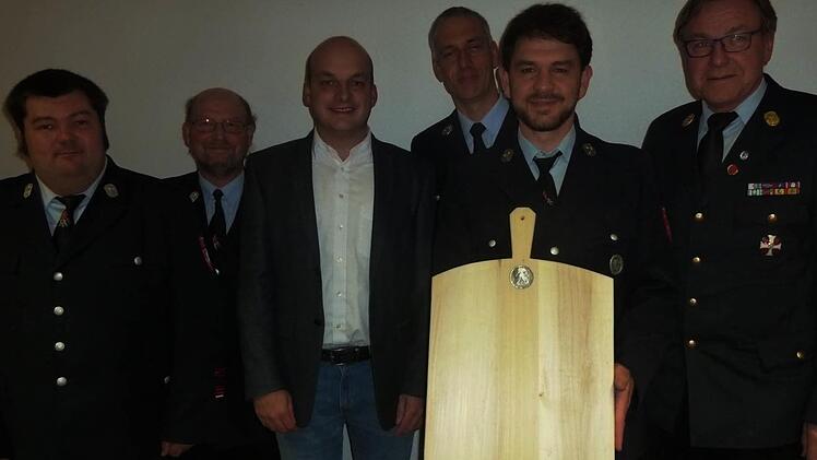 25 Jahre ist Oskar Denner im Feuerwehrverein Wermerichshausen, Grund genug, ihn zu gebührend ehren: (von links) stellvertretender Kommandant Mario Schlott, Kommandant Werner Weber, Zweiter Bürgermeister Michael Kastl, Vereinsvorsitzender Michael Weigand, Oskar Denner und Kreisbrandrat Benno Metz. Foto: Gabi Seifried