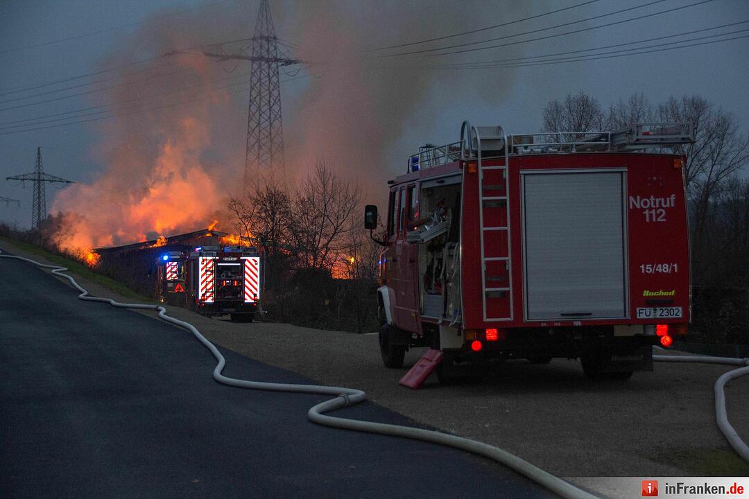 Lagerhalle bei Fürth brennt