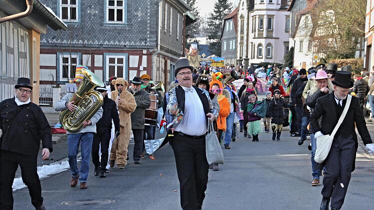 Norbert Scheichenost, Bürgermeister Helmut Dietz und sein Vertrete, Siegfried Kirchner (v. l.) führten mit der Blasmusik Gereuth den Faschingsumzug in Untermerzbach an.