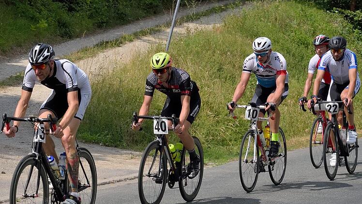 In der zweiten Runde formierte sich eine fünfköpfige Spitzengruppe mit (von links) Oliver Krejci, Pascal Höhn, Christian Gründel, dem späteren Sieger Julius Gärtner (verdeckt) und Leonard Gärtner.  Foto: Alfred Thieret