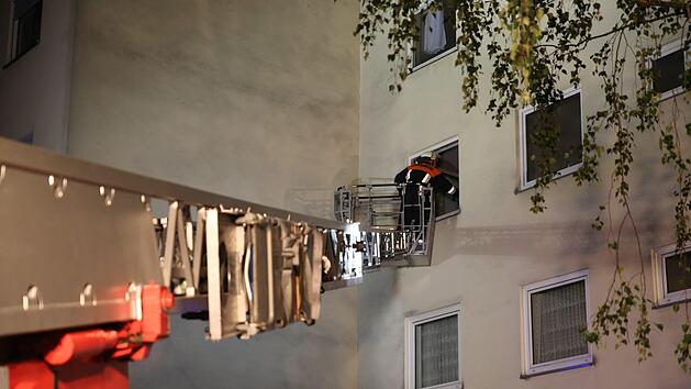 Per Drehleiter musste ein Teil der Bewohner gerettet werden. Foto: NEWS5/Fechner