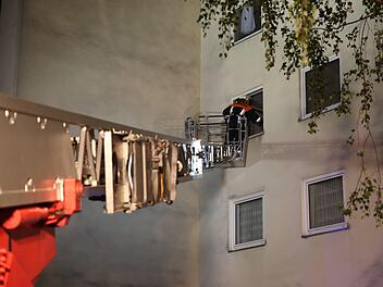 Per Drehleiter musste ein Teil der Bewohner gerettet werden. Foto: NEWS5/Fechner