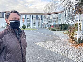 Rechtsanwalt Thomas Hofmann vor dem Achat-Hotel, das 2017 und 2018 von Überschwemmungen betroffen war. Foto: Jürgen Gärtner