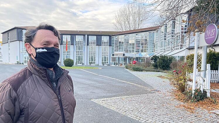 Rechtsanwalt Thomas Hofmann vor dem Achat-Hotel, das 2017 und 2018 von Überschwemmungen betroffen war. Foto: Jürgen Gärtner
