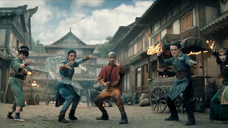 Avatar Aang (Gordon Cormier, Mitte) kann sich auf seine Freunde Toph Beifong (Miya Cech, links), Katara (Kiawentiio, zweite von links), Sokka (Ian Ousley) und Suki (Maria Zhang, rechts) immer verlassen.