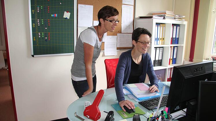 Anschreiben und Konferenzen vorbereiten - in den Ferien gibt es jede Menge zu tun, erklären Daniela Naujoks und Schulleiterin Petra Rauh aus Burghaig.