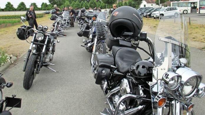 Bike an Bike reiht sich bei einer Ausfahrt des HOG-Chapters Franken in die Fränkische Schweiz aneinander. HOG steht für "Harley Owners Group", die sich in lokalen Gruppen (Chapters) organisiert. Foto: privat