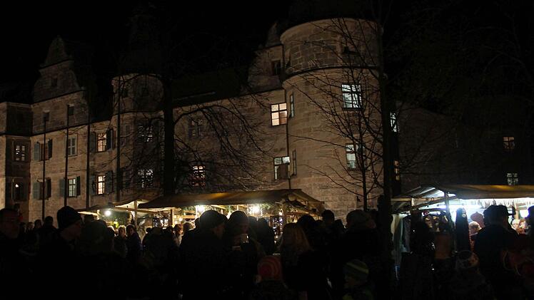 Tausende von Besuchern erlebten am in Mitwitz im Lichterglanz des Wasserschlosses den besonderen Flair des Weihnachtsmarktes.