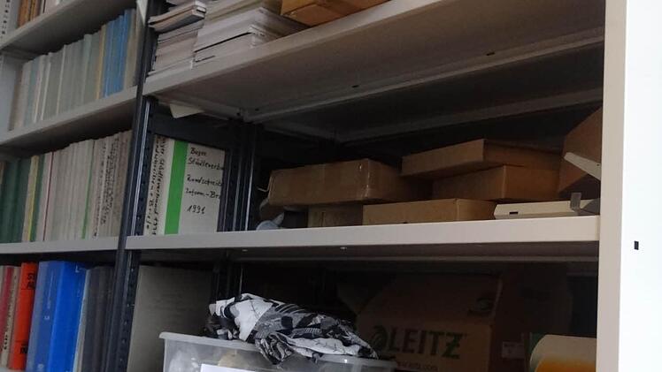 Mitten im Archiv im Verwaltungsgebäude der Stadt Ebern lagern die Fundsachen. Viele werden überhaupt nicht vermisst. Aber eine Nachfrage lohnt sich, denn der Fundus reicht von künstlichen Zähnen über Autoschlüssel bis hin zu Blockflöten. Foto: Johanna Eckert