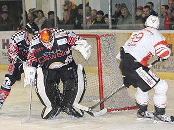 "Wo ist der Puck?" Bereits im Tor. Haßfurts fünffacher Torschütze David Franek (rechts) hat erfolgreich nachgestochert und gibt dem Regener Schlussmann Markus Feiner und dessen Teamkollegen Benjamin Bugla in der 32. Minute bereits zum 11. Mal das Nachsehen. Foto: Naumann