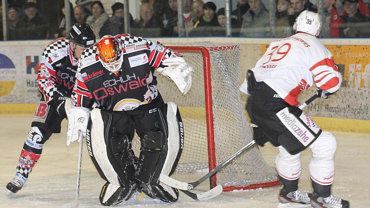 "Wo ist der Puck?" Bereits im Tor. Haßfurts fünffacher Torschütze David Franek (rechts) hat erfolgreich nachgestochert und gibt dem Regener Schlussmann Markus Feiner und dessen Teamkollegen Benjamin Bugla in der 32. Minute bereits zum 11. Mal das Nachsehen. Foto: Naumann