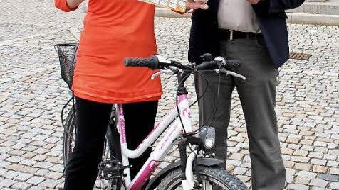 F&uuml;r ihre vollgestempelte Bonuskarte bekam Hildegard Zenk einen Freibadgutschein von Gerald Brehm. Foto: Johanna Blum