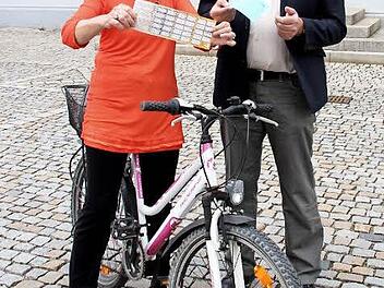 Für ihre vollgestempelte Bonuskarte bekam Hildegard Zenk einen Freibadgutschein von Gerald Brehm. Foto: Johanna Blum