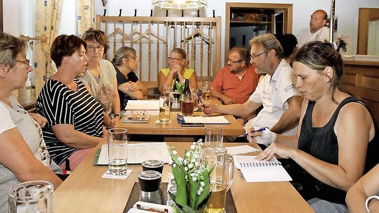 Die Hobbykünstler und Organisatoren planen ihr ihren Falkendorfer Weihnachtsmarkt im Gasthof zur Post. Foto: Richard Sänger