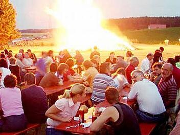 Vergällt die neue Luftreinhalteverordnung der Staatsregierung den Menschen bald solche geselligen Zusammenkünfte zur Sommersonnenwende? FT-Archivfoto
