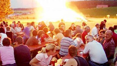 Vergällt die neue Luftreinhalteverordnung der Staatsregierung den Menschen bald solche geselligen Zusammenkünfte zur Sommersonnenwende? FT-Archivfoto