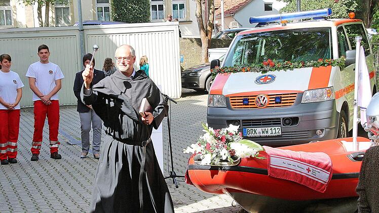 Pater Markus Reis segnete das neue Schlauchboot der Wasserwacht und das Zugfahrzeug. Foto: Dieter Britz