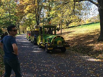 Da staunten die Spaziergänger am Sonntag nicht schlecht, als ihnen im Coburger Hofgarten plötzlich die Bimmelbahn entgegenkam.Oliver Schmidt