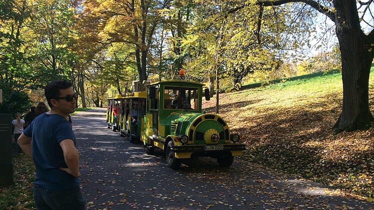 Da staunten die Spaziergänger am Sonntag nicht schlecht, als ihnen im Coburger Hofgarten plötzlich die Bimmelbahn entgegenkam.Oliver Schmidt