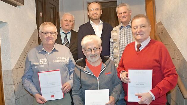 Ehrungen bei den Sozialdemokraten im Ortsverein Schm&ouml;lz. Vorne von links Horst Backert, Gerhard Fischer, Heinz Rebhan, hinten von links Gemeinderat Dieter Lau, Kreisvorsitzender Ralf Pohl und Altlandrat Oswald Marr  Foto: K.- H. Hofmann