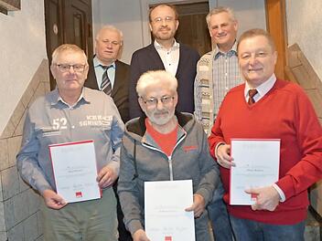 Ehrungen bei den Sozialdemokraten im Ortsverein Schmölz. Vorne von links Horst Backert, Gerhard Fischer, Heinz Rebhan, hinten von links Gemeinderat Dieter Lau, Kreisvorsitzender Ralf Pohl und Altlandrat Oswald Marr  Foto: K.- H. Hofmann