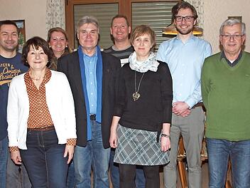 Das neu gewählte Vorstandsteam mit den Ehrengästen (von links): Gerhard Popp, Ronald Kaiser, Vorsitzende Edith Güthlein, Sabine Rießner, Stephan Kerkhoff, Frank Rubner, Simone Holzschuh, Niklas Stadelmann, Helmuth Güthlein und Richard Krapp Foto: Alfred Thieret