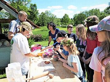 Großer Andrang herrscht am Pizza-Tisch. Foto: Werner Reißaus