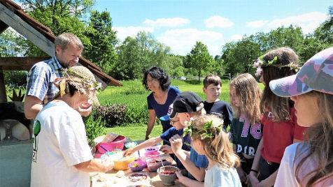 Großer Andrang herrscht am Pizza-Tisch. Foto: Werner Reißaus