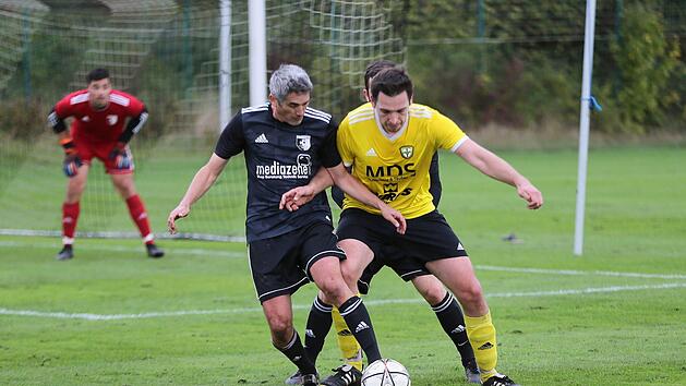 Enge Kiste: Steinbachs Stefan Seufert (links) und Thulbas Lorenz Heim. Foto: Ralf Naumann