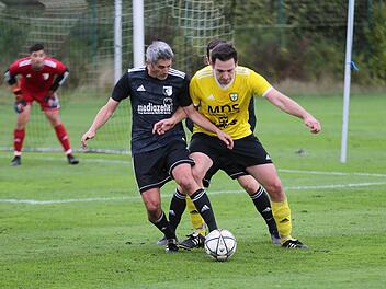 Enge Kiste: Steinbachs Stefan Seufert (links) und Thulbas Lorenz Heim. Foto: Ralf Naumann