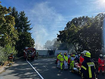 Großeinsatz in Erlangen: Containeranlage für Geflüchtete in Vollbrand