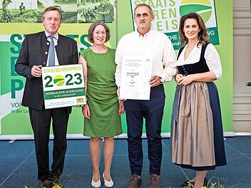 Irene und Otto Weiß (Mitte) freuen sich mit Harald Schäfer (VLM) und Staatministerin Michaela Kaniber bei der Preisverleihung.