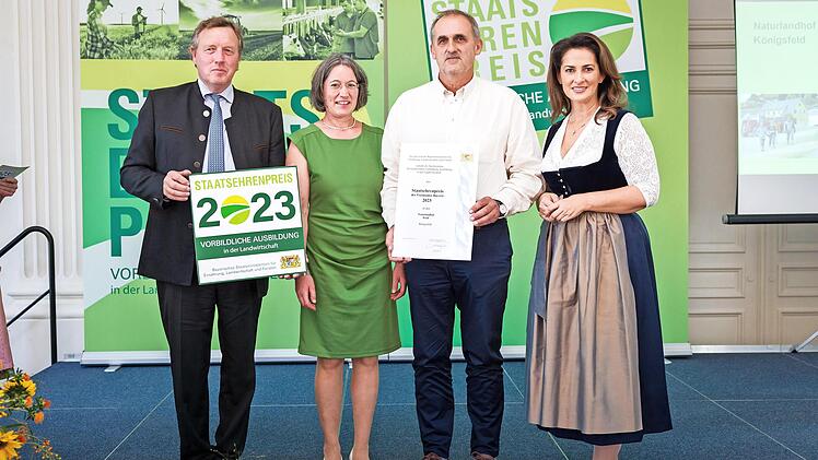 Irene und Otto Weiß (Mitte) freuen sich mit Harald Schäfer (VLM) und Staatministerin Michaela Kaniber bei der Preisverleihung.